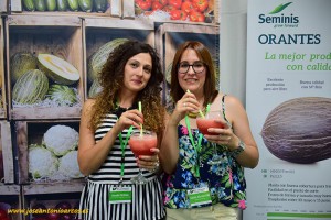 Batidos de melón y sandía de Seminis en FERIMEL. Noelia Robles y Alicia Almarcha, de Semilleros El Plantel. 