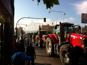 Tractores y camiones reclaman agua por las calles de Murcia.