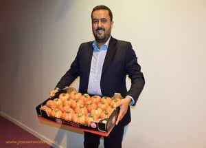 Francesc Llonch, responsable de Gavà Grup., con tomate Monterosa.