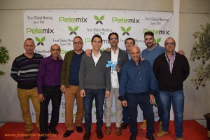 Trabajadores de producción de Pelemix España junto a familiares y clientes