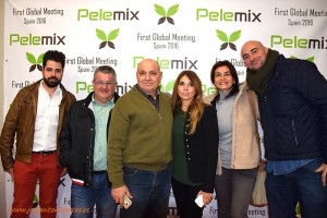 Trabajadores y proveedores de Pelemix con familiares