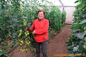 Mari-Sánchez,mostrando-el-tomate-Cervantes