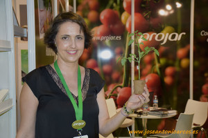 Alejandra Pintos, directora de marketing de Projar, con una maceta biodegradable.