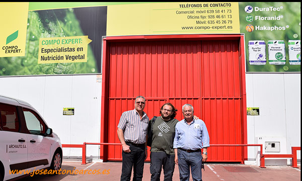 Con Juan José Placeres y Ángel Luis Díaz en la entrada del punto de venta de Gran Canaria. /joseantonioarcos.es