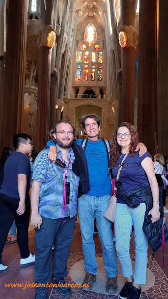 José Antonio Arcos, Pablo Campra y Ana Rubio en el interior de la Sagrada Familia. Barcelona. /joseantonioarcos.es