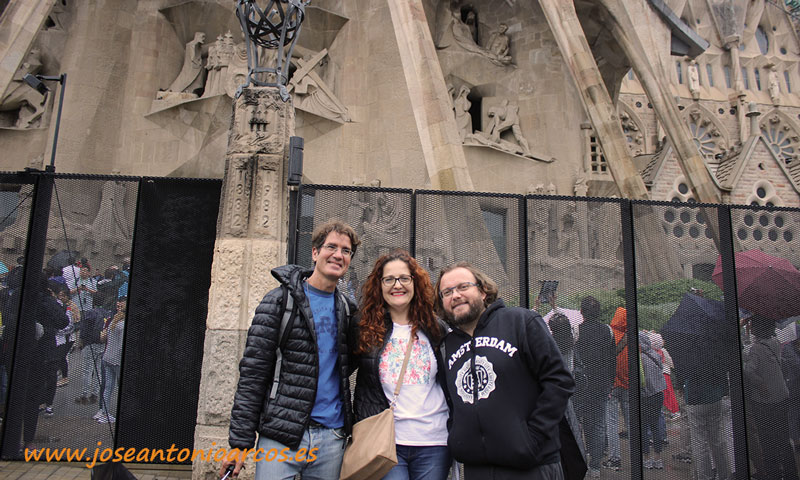 Pablo Campra, Ana Rubio y José Antonio Arcos en la fachada de la Pasión de la Sagrada Familia. /joseantonioarcos.es