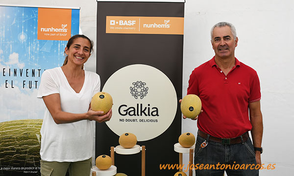 María José Marí y Gregorio Pérez, de Nunhems, con melones Galkia. /joseantonioarcos.es