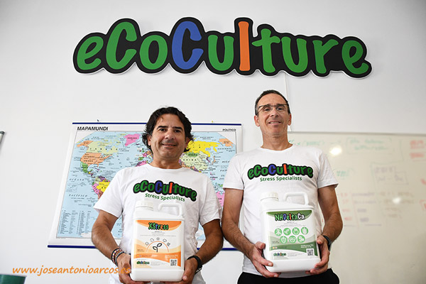 Javier Moreno y Miguel Ramos, en la oficina de Ecoculture situada en la Rambla Obispo Orberá de la ciudad de Almería. /joseantonioarcos.es