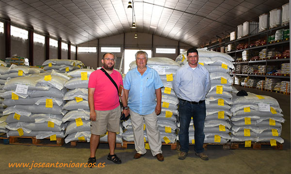 José Antonio Arcos con Julián Arnedo y Paco García en el centro de Ramiro Arnedo en Calahorra, La Rioja. /joseantonioarcos.es