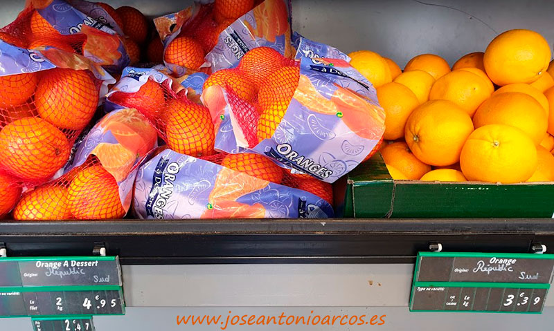 Cítricos sudafricanos en estantes de supermercados del sur de Francia durante este mes de julio de 2019. /joseantonioarcos.es