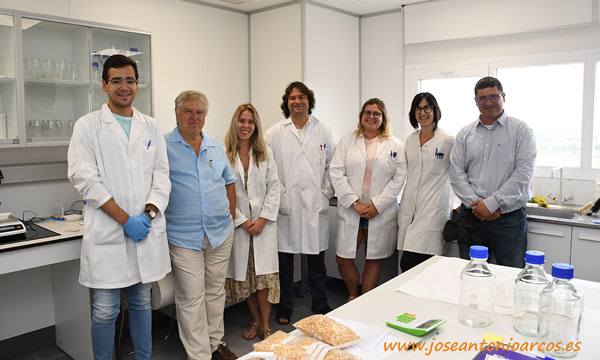 Miembros del equipo de Ramiro Arnedo en el laboratorio de Patología de Calahorra. /joseantonioarcos.es