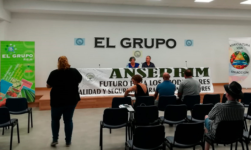 Rueda de prensa de Anseprim en la cooperativa El Grupo de Castell de Ferro. /joseantonioarcos.es