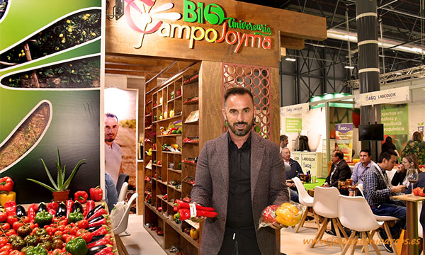 Francisco Jesús Montoya Sánchez, gerente de Campojoyma, con los envases sostenibles de la empresa. /joseantonioarcos.es