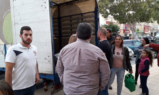Un agricultor regala berenjenas a las puertas de un supermercado en Almería. /joseantonioarcos.es