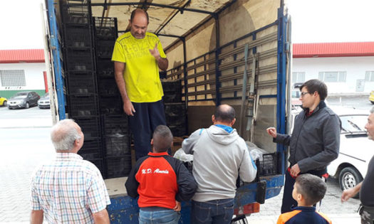 Un agricultor regala berenjenas a las puertas de un supermercado en Almería. /joseantonioarcos.es