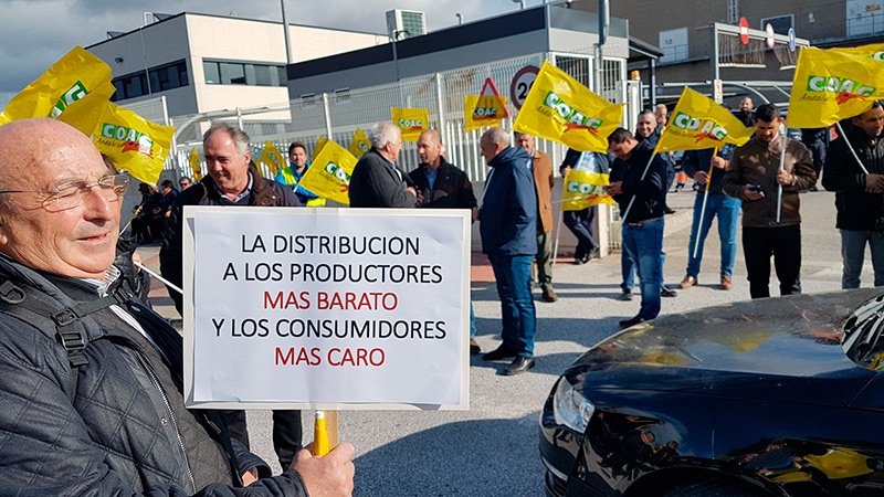 Protesta de agricultores de la COAG en Mercamálaga ante la política de precios de la gran distribución. /joseantonioarcos.es