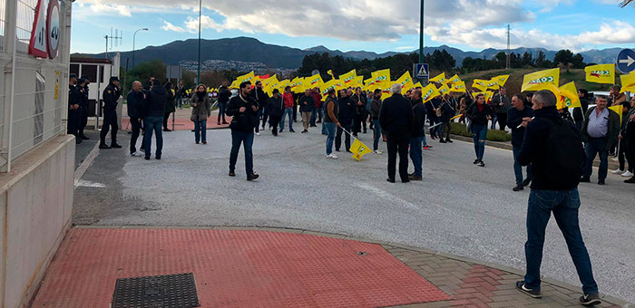 Málaga. Protesta de agricultores de la COAG en Mercamálaga ante la política de precios de la gran distribución. 