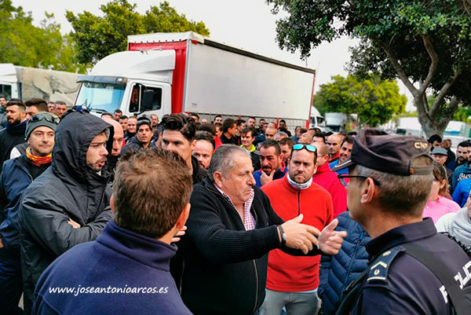 Agricultores almerienses hablando con la policía nacional. /joseantonioarcos.es