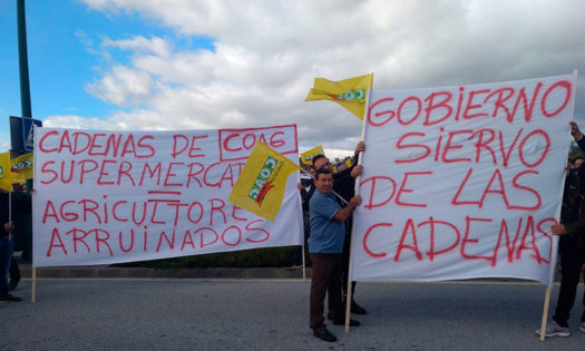 Protesta de agricultores de la COAG en Mercamálaga ante la política de precios de la gran distribución. /joseantonioarcos.es