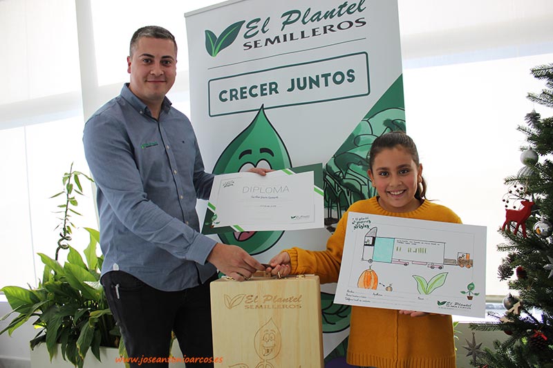 Carolina García, ganadora del concurso de dibujos escolares de El Plantel Semilleros. /joseantonioarcos.es