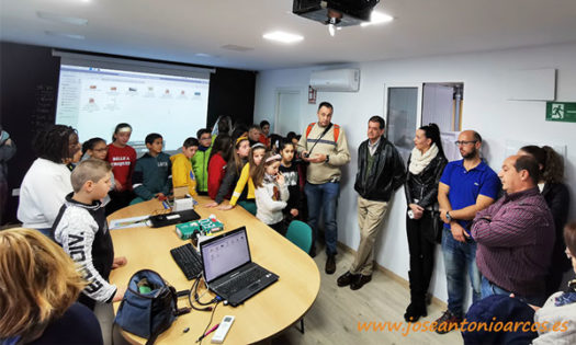 Alumnos del colegio de Vícar García Lorca en las instalaciones de la empresa Biosur. /joseantonioarcos.es