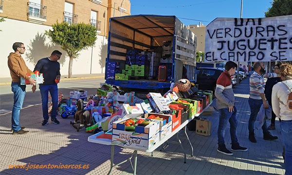 Unión de Agricultores Independientes reparte hortalizas por juguetes en Navidad. /joseantonioarcos.es