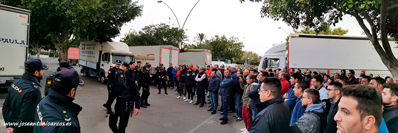 Caravana de agricultores que defienden en Almería el 'modelo familiar'. /joseantonioarcos.es