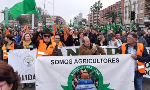 Manifestación de agricultores en Don Benito y Almería-joseantonioarcos.es
