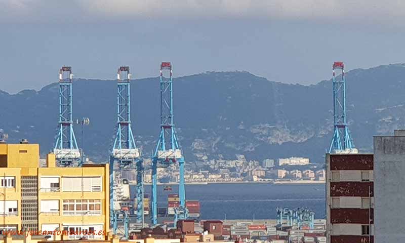 Algeciras, con su puerto y al fondo el Peñón, Gilbraltar. /joseantonioarcos.es