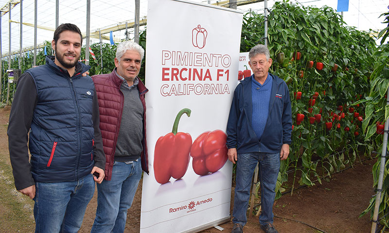 Jorge Bervel, técnico de Ramiro Arnedo, con agricultores en las jornadas de pimiento celebradas en El Ejido. /joseantonioarcos.es