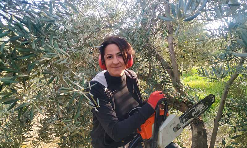 Ana Ibáñez Sánchez, agricultora en el olivar de Jaén y autora de este artículo. /joseantonioarcos.es
