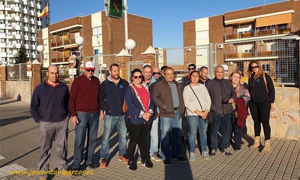 Miembros de Coag-Almería minutos antes de la salida de Andrés de la Comandancia de la Guardia Civil de El Ejido. /joseantonioarcos.es