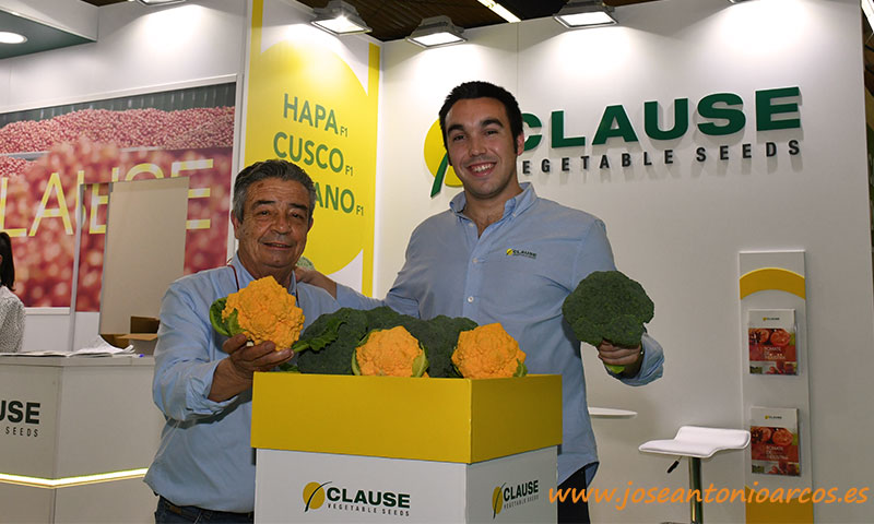 Juan González, distribuidor de Clause en Badajoz, con Fernando Rico, delegado en el norte de España. /joseantonioarcos.es