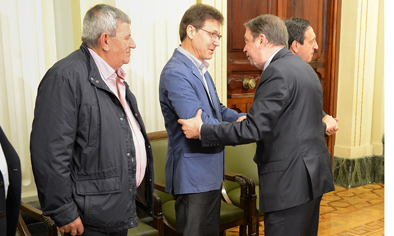 El Ministro de Agricultura Luis Planas reunido con las organizaciones agrarias. Con el secretario general de la COAG. /joseantonioarcos.es