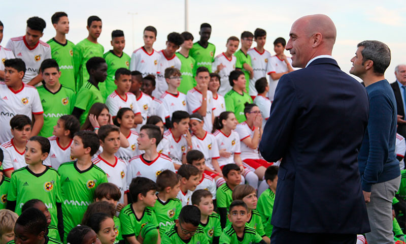 El presidente de la Federación Española de Fútbol, Luis Rubiales, ha viajado a Almería para conocer a MAAVI Fundation-joseantonioarcos.es