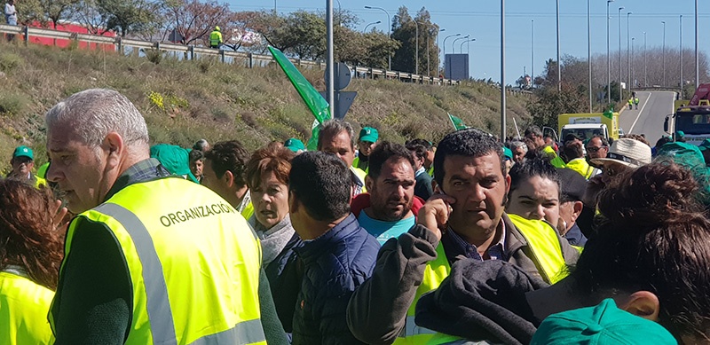 Los freseros de Huelva cortan la autovía de Portugal por la crisis del campo. /joseantonioarcos.es
