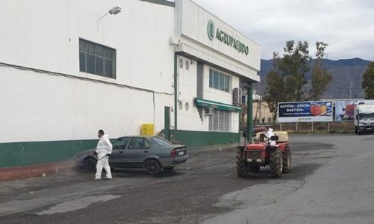 Agricultores y tractoristas desinfectan las calles de El Ejido contra el coronavirus. Covid19. /joseantonioarcos.es