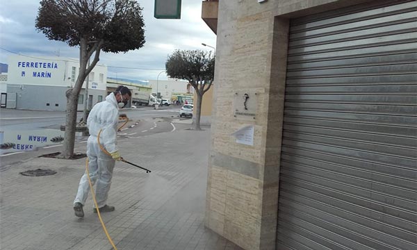 Agricultores y tractoristas desinfectan las calles de El Ejido contra el coronavirus. Covid19.
