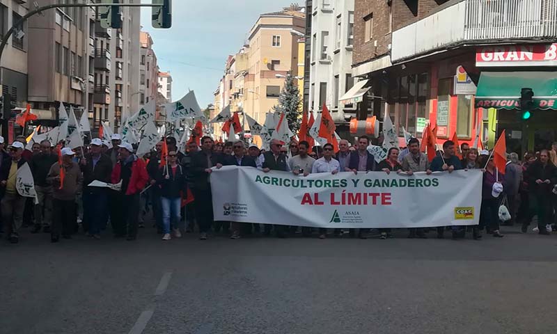 FOTO DE ARCHIVO. #AgricultoresAlLímite de Castilla-La Mancha. Protesta celebrada esta semana en Cuenca. /joseantonioarcos.es