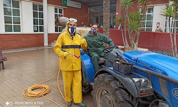 Agricultores y tractoristas desinfectan las calles de El Ejido contra el coronavirus. Covid19. /joseantonioarcos.es