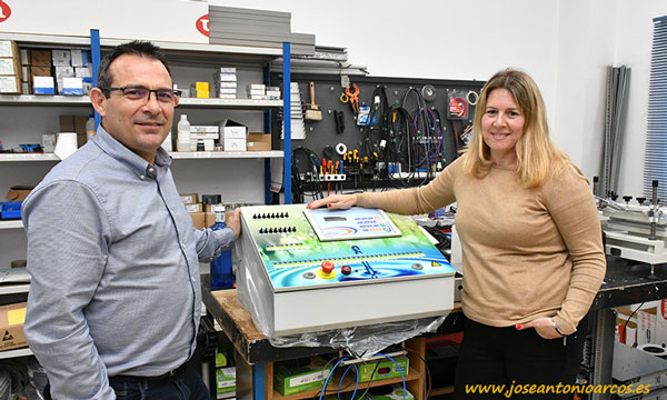 Manuel Hernández con Eva Vizcaíno en la fábrica de Maher en Almería. /joseantonioarcos.es