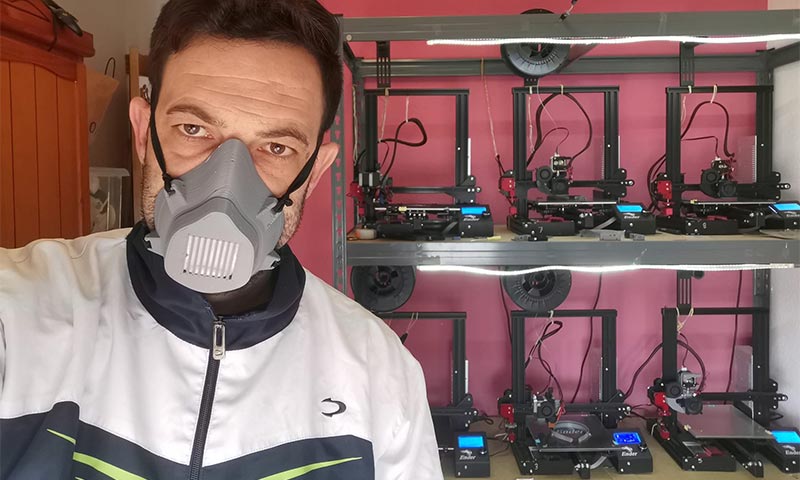 Germán Granados con una de las mascarillas fabricadas en impresión 3D. /joseantonioarcos.es