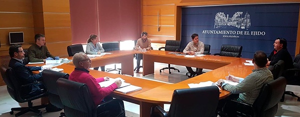 Reunión de técnicos y concejales hoy en el ayuntamiento de El Ejido. /joseantonioarcos.es